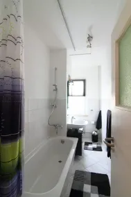 Apartamento E Zentrumsnah com espaços de estacionamento em frente da casa - Image 2