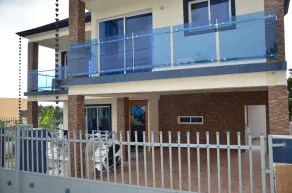 House with a pool - Image 3