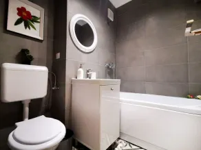 Sector 4 Charming Studio Apartment near Metro & Sun Plaza Mall - Image 3