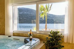 Beachfront Luxury Villa - Image 2