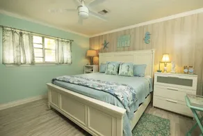 Maison rénovée, oasis privée, maison de vacances, piscine, bar Tiki à quelques pas de la plage - Image 5