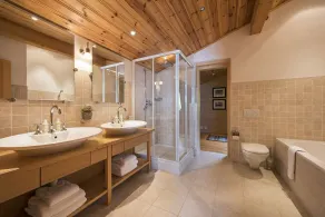 Chalet suisse de luxe avec une vue exceptionnelle, situé à 50 mètres de la piste - Image 3