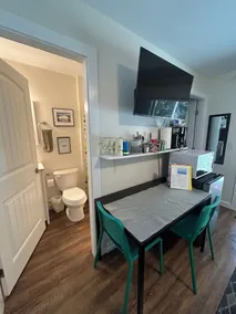 Gabriola Small Suite with Hot Tub - Image 2