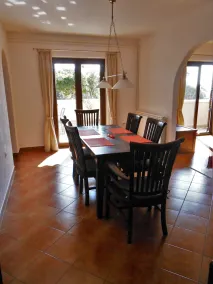 Spacious apartment with sea views and air conditioning - Image 4