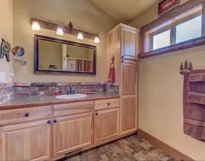 Pristine 4 seasons cabin with 9 beds & hot tub - Image 3