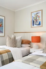 13 Mountbatten - Modern, Fun and Stylish Pet Friendly Home in Central Bright - Image 4