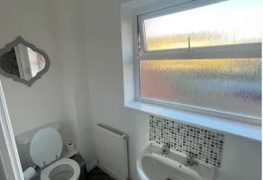 3-bed-Sleeps 5 with Garden and Parking - Image 5