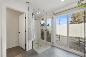 Centrally located 3 bedroom house with private pool - Image 3