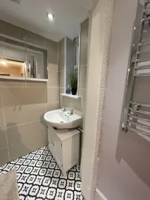 Beautiful 1 bedroom apartment with private entrance - Image 4