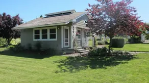The Cottage: One bedroom w/mini fridge & private bath. - Image 5
