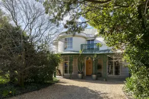 Boutique En-suite Room in Prestigious Colonial Home - Image 2
