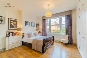 LUXURY HOME - CENTRAL WINDSOR, GATED PARKING - By Tempstay - Image 4