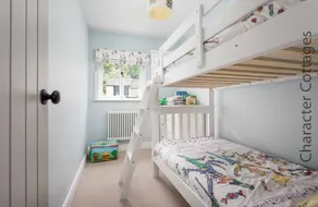 WILLOW VALE, pet friendly, with a garden in Snowshill - Image 4