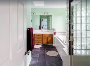 Luxurious home with great views in historic Queen Anne near Space needle - Image 3
