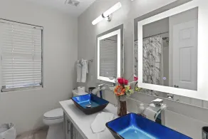 Luxury modern retreat with tropical backyard-at a great Location-EZ FWY access - Image 4