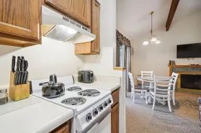Deluxe One Bedroom Queen Suite on the 2nd floor with outdoor heated pool 202 - Image 5
