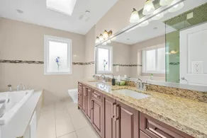 Tranquil Oakridge Mall Area Ensuite Stay - Image 2