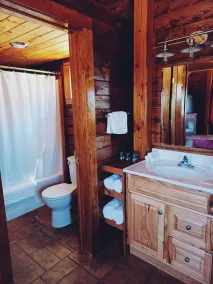 #9 - Flagpole View Cabins - Deluxe Cabin - Image 2