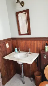 Gorgeous Victorian with Seasonal Pool , sleeps 8, pet friendly close to downtown - Image 2