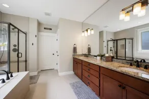 Luxurious Retreat in SW Portland with 7-Person Hot Tub – Sleeps 14 Comfortably! - Image 3