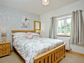 2 bedroom accommodation in Whitegate, near Chard - Image 4