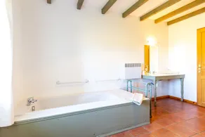 Heated pool, single-storey, rural location. Near restaurants and historic towns - Image 3