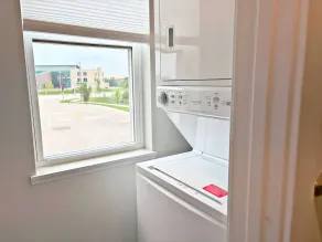 Modern 4BR with Parking - WV rep 4 - Image 3