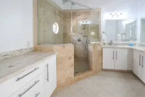 Rilassatevi a bordo piscina in questa elegante residenza - Porters Gate 24 - Image 3