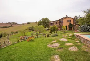 Magnificent farmhouse in Val d'Orcia with a private pool and sauna - Image 5