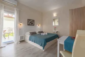 Studio with pool and air conditioning - Image 3