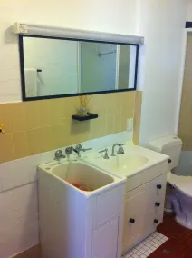 Spacious 2 bedroom air conditioned 500 M. to Beach/Hastings Street - Image 2