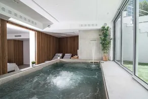 Suite with private heated pool - Image 2