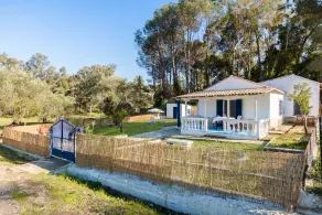 Maison bleue, forêt, mer, calme, jardin avec piscine pour enfants et espace de camping - Image 5
