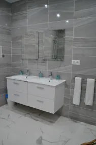 Appartement-de Luxe-SDB privée avec douche-Vue sur la cour-Private Patio (B4EV) - Image 4