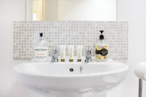 Garland Modern Central City Apartment London-Close to Station - Image 5