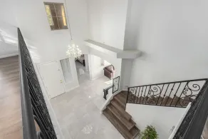 Luxury modern retreat with tropical backyard-at a great Location-EZ FWY access - Image 3