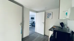 Room 5 with shower and shared kitchen - Image 2