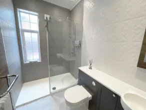 Luxury 3 Bedroom Apartment in the Heart of Yeovil - Image 3