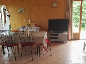 Charming Wooden House with Garden and High-Speed Internet, Near Hiking Trails - Image 4