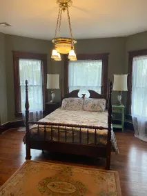 Lovely Victorian Mansion Centrally Located - Image 4