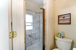 Charming 3 bdr! City location! Great parking! - Image 3