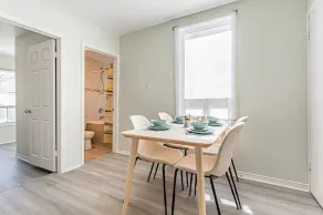 Cheerful 2-bedroom home with free parking - Image 2
