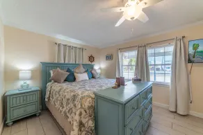 Cottage de plage privé vintage des années 1950! Disponible pour les réservations de juin! Rénové 3 BD / 1 BA 8 personnes. - Image 5