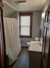 Cozy upstairs bungalow - Image 2