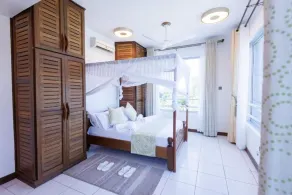 Beachfront Luxury Apartment - Image 4