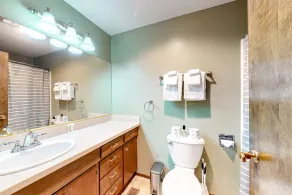 Dog-friendly home with sound view, fireplace, pizza oven & hot tub - Image 4
