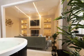 Luxury Indoor Hot Tub entire apartment close to city centre - Image 5