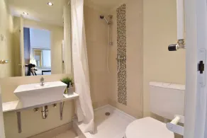 Central 6 bedroom / 5 bathroom with balconies - Image 2