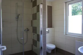Salt lejlighed sommerfugl mellem skov og sø - Image 3