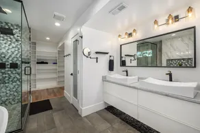 Roof Top Patio, Hot Tub, & Minutes from Downtown! - Image 4
